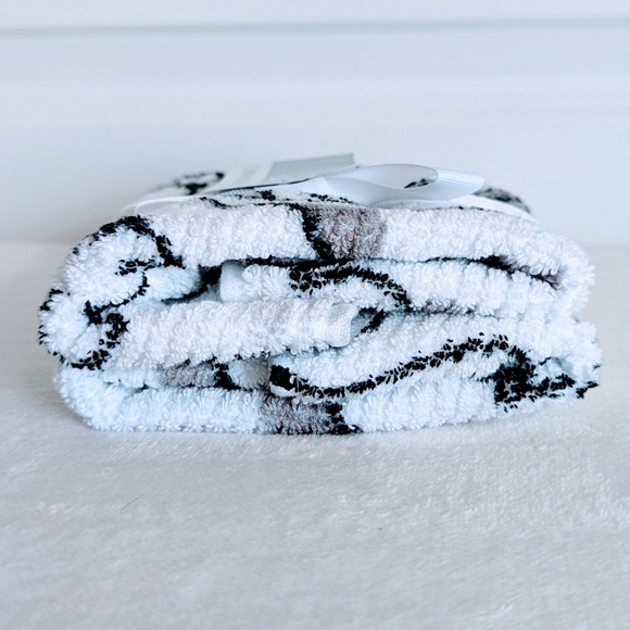 Boston Terrier Frenchie Pug Dog Print Fingertip Towel Set Of Two White Black NWT - Picture 6 of 11